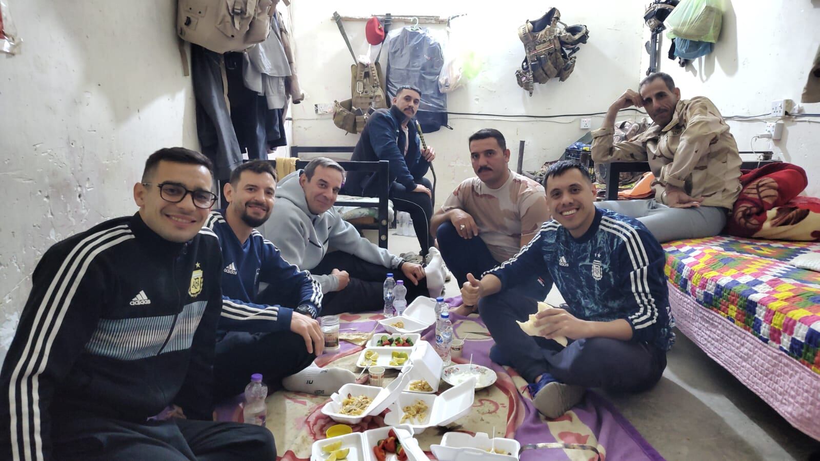 Alfombra y comida en el suelo, una tradición árabe. Los cuatro mendocinos durmieron en un búnker militar en la peligrosa frontera entre Irak y Jordania. "Messi y Maradona" fueron las palabras mágicas para recibir tanta hospitalidad.