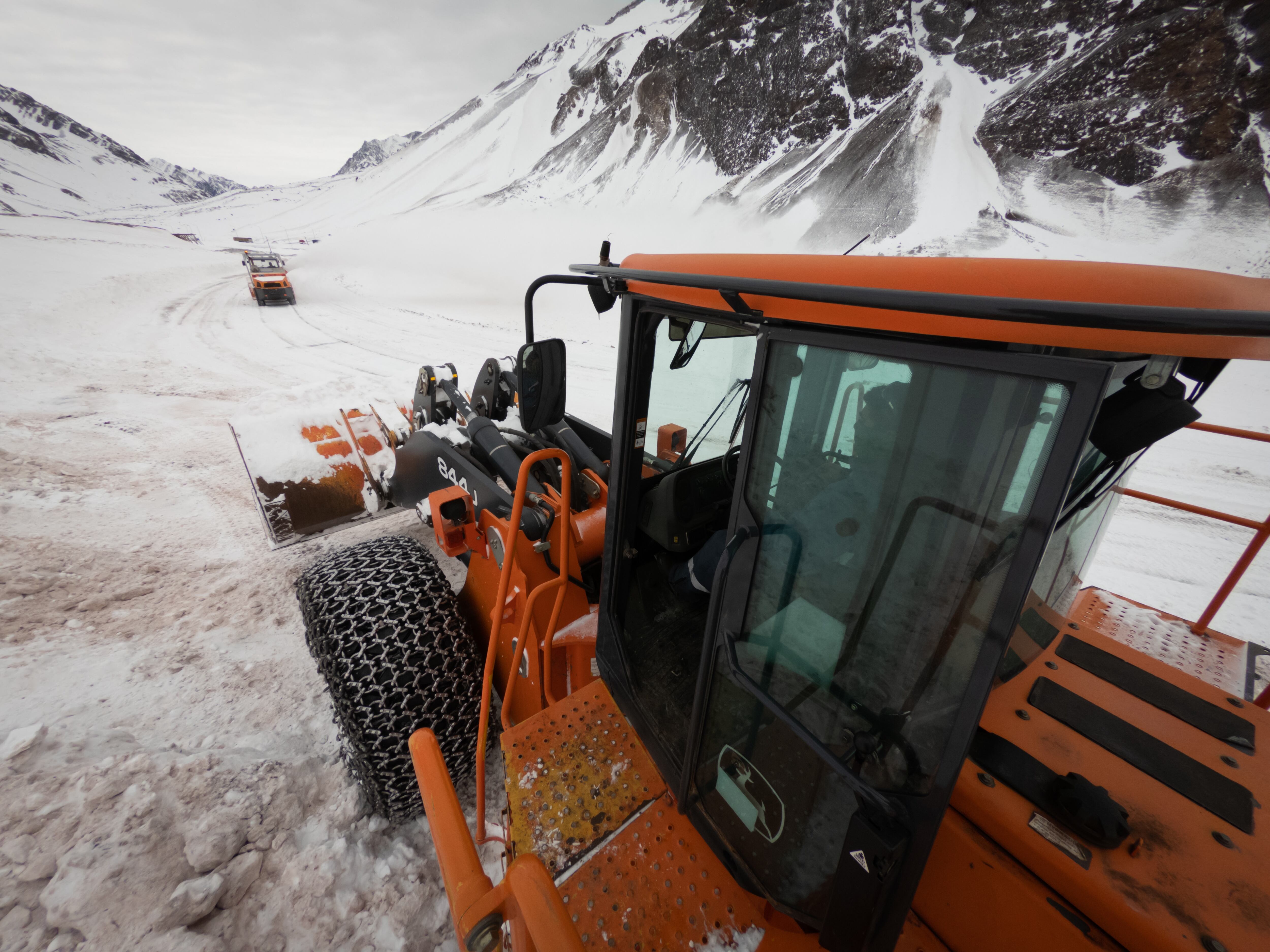 Mendoza 25 de junio de 2020 Sociedad
Paso Internacional cortado
Operativo de Vialidad Nacional en Villa Las Cuevas para despejar la nieve acumulada sobre Ruta Internacional 7.   

Foto: Ignacio Blanco / Los Andes