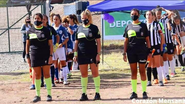 Donna Furnari (en el centro) junto a su asistente asignada Daniela Daniela Echegaray (izquierda), árbitros de la Liga Mendocina.