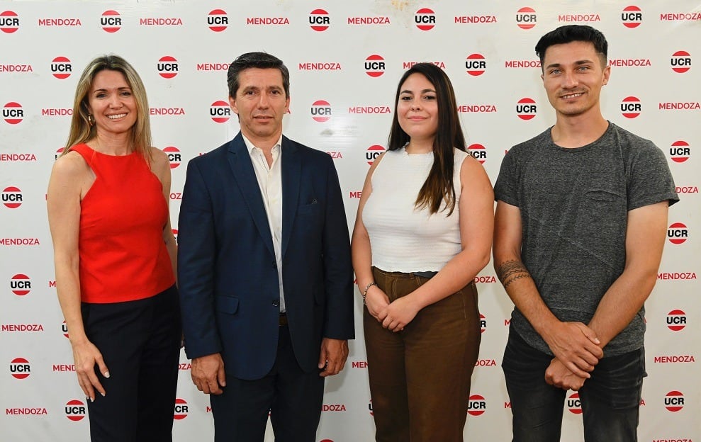 Griselda Petri (vicepresidenta), Andrés Lombardi (presidente) junto a las autoridades de la Juventud Radical: Florencia Lima y Agustín Boato. Foto: Prensa UCR.