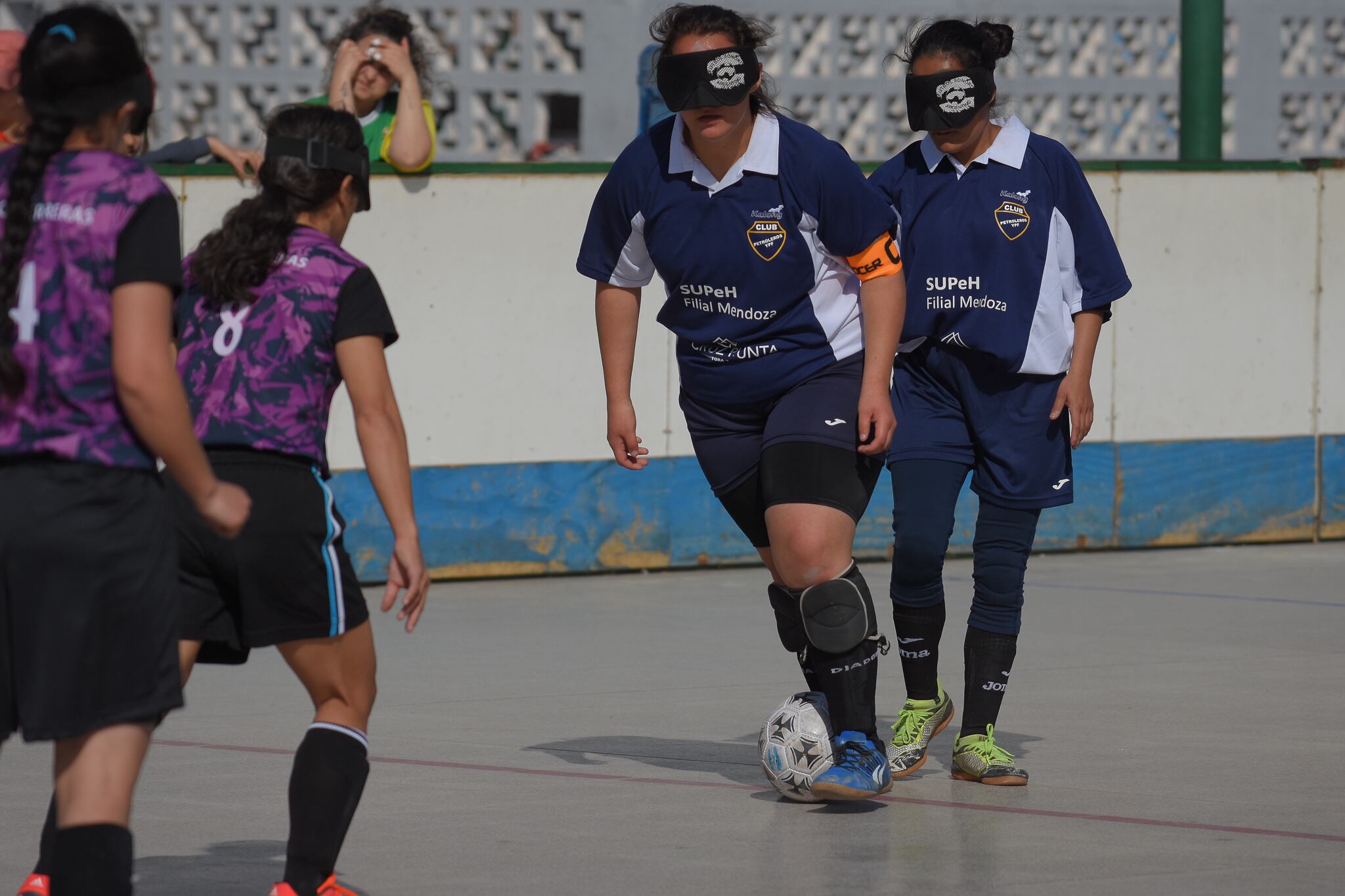 La historia de “Las Petroleras”, las mendocinas que no pueden ver, pero viven el fútbol con el corazón. Foto: Claudio Gutiérrez / Los Andes.