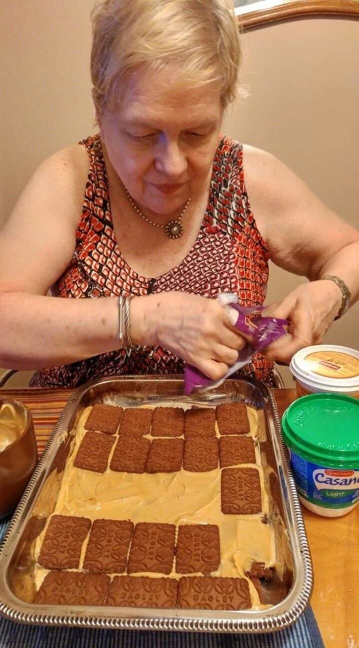 La creadora de la chocotorta preparando una en su casa. - Foto: Gentileza