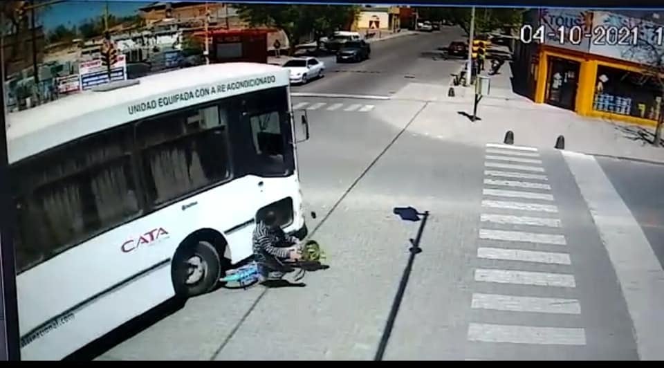 Un ciclista casi termina debajo de un colectivo en San Carlos. Foto DC San Carlos