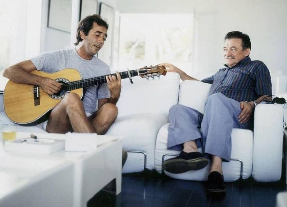 Junto a Joan Manuel Serrat, uno de sus grandes amigos del exilio.