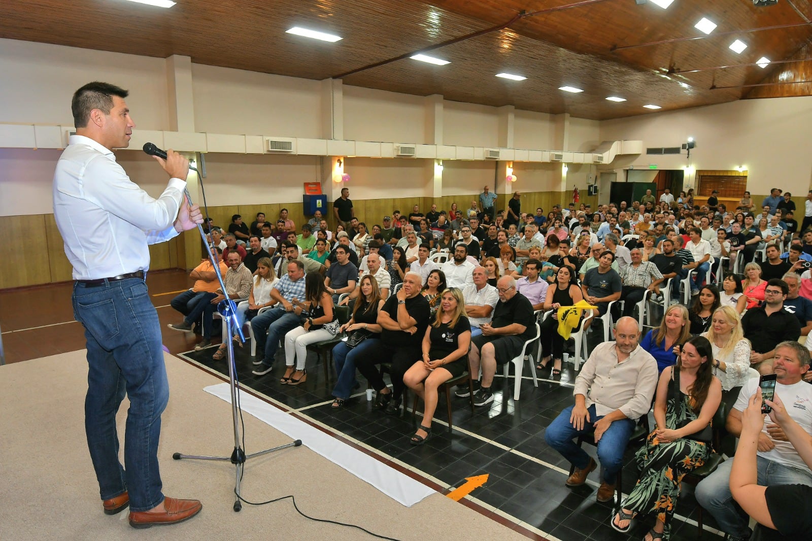 En Godoy Cruz, Facundo Correa Llano encabezó un acto de La Libertad Avanza Mendoza. | Foto: Daniel Caballero / Los Andes