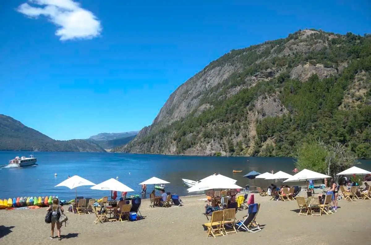 Imágenes de la playa Quila Quina en Neuquén