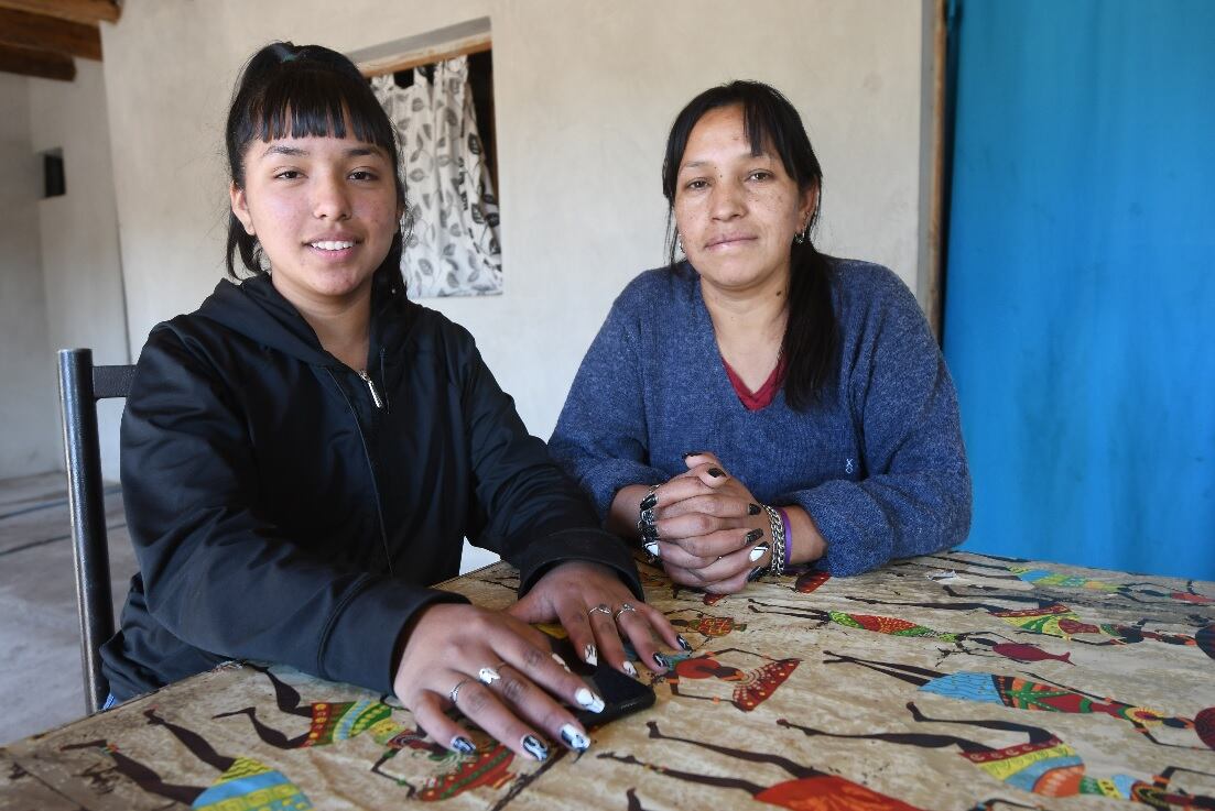 Nadia tuvo siempre el ejemplo solidario de su mamá, Paola. Foto: José Gutiérrez / Los Andes 