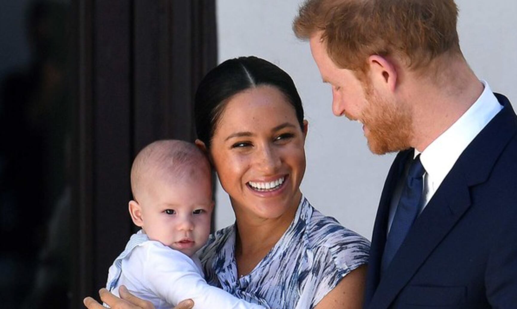 Meghan Markle y el príncipe Harry con su primogénito Archie (archivo)