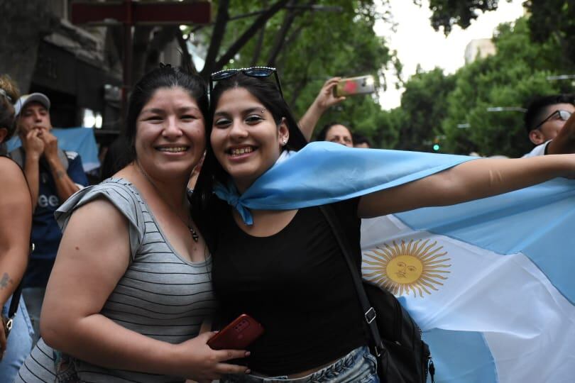 Festejos en Peatonal y San Martín por el triunfo de Argentina contra México.