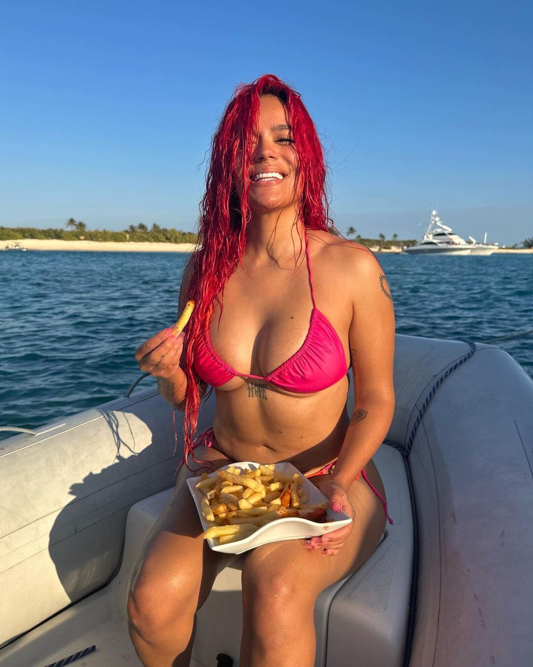 La cantante colombiana posó bajó el sol luciendo una microbikini roja.