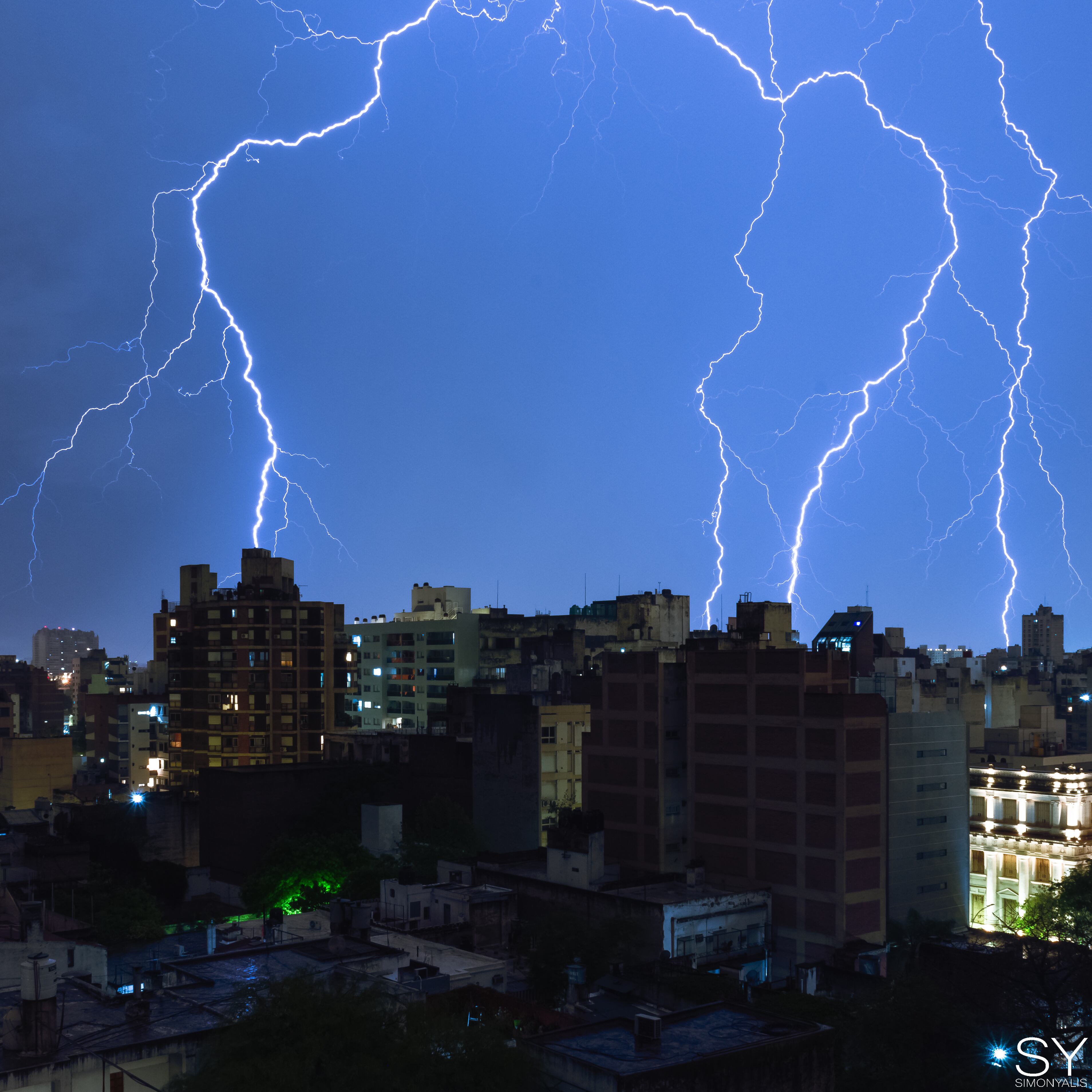 Rayos durante tormentas eléctricas.