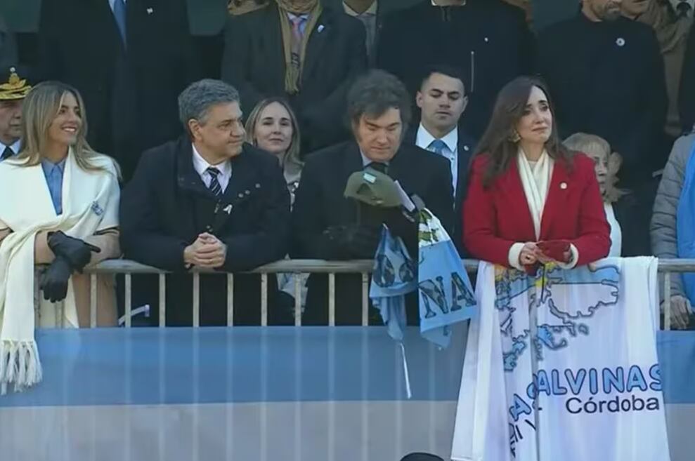 El presidente Javier Milei recibió regalos de los excombatientes de Malvinas. Captura: Oficina del Presidente de la República Argentina