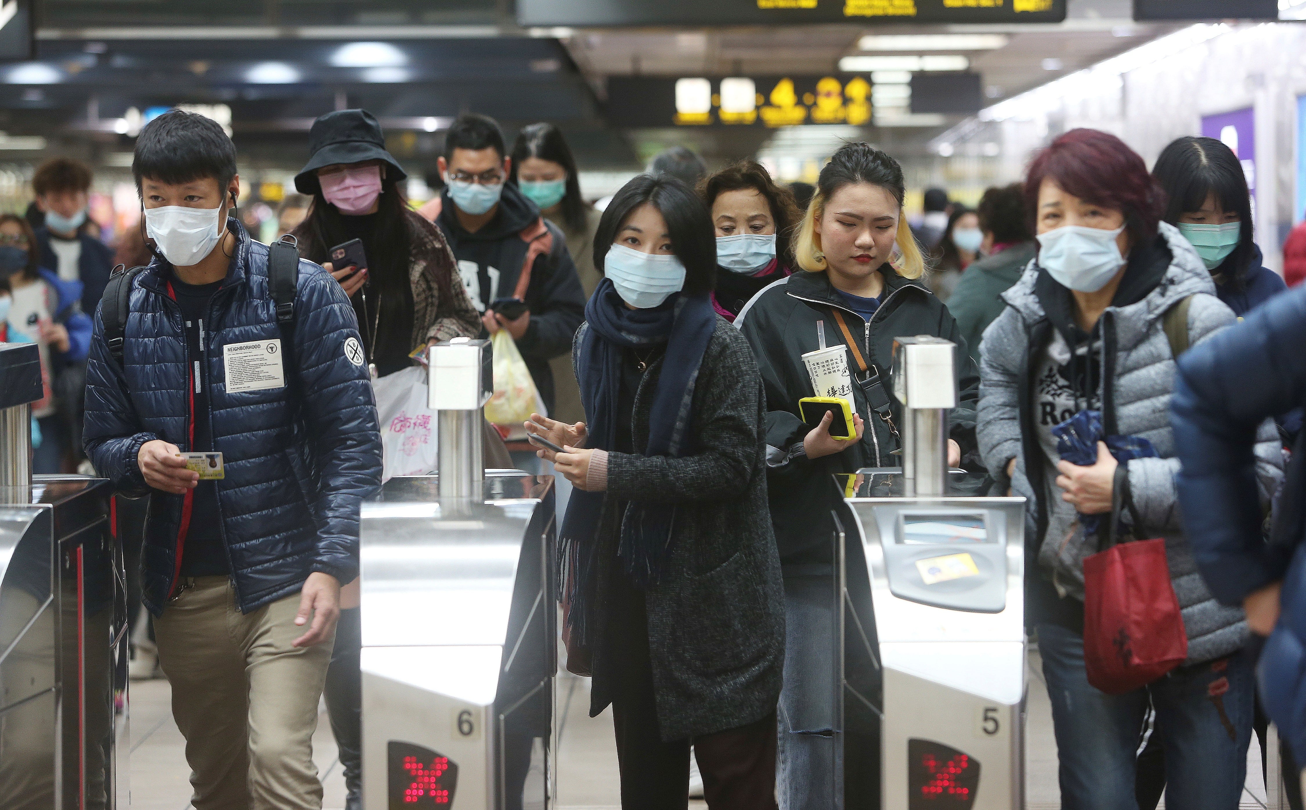 Personas usan máscaras en una estación de metro en Taipei, Taiwán. Foto: AP