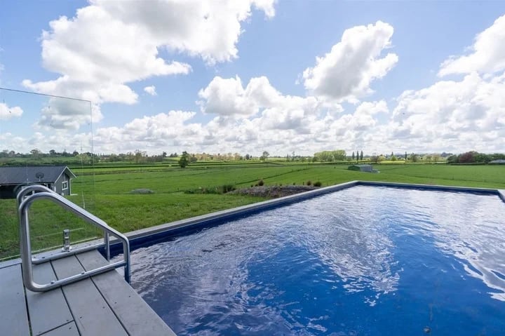 La piscina refleja el cielo en el agua generando un efecto infinito.