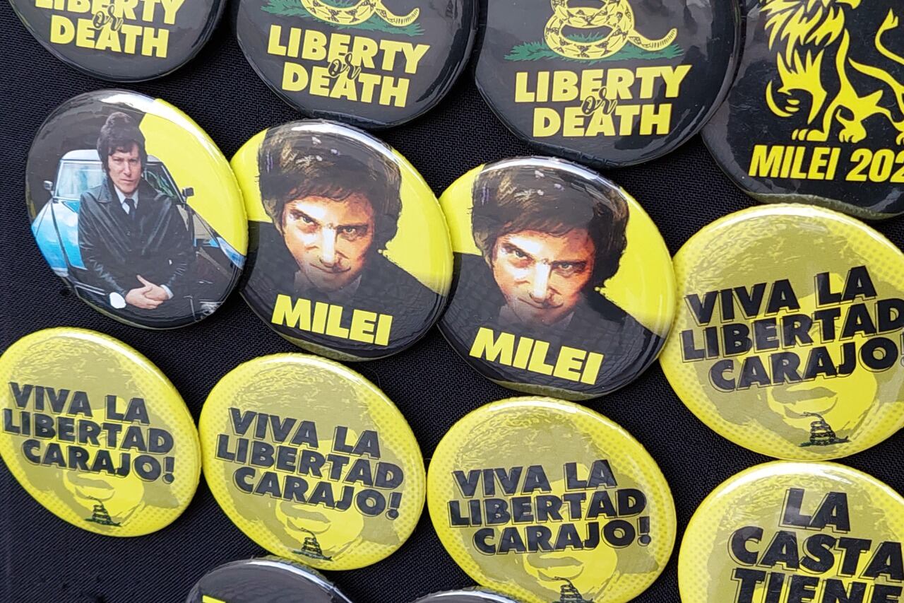 Merchandising en el búnker de Javier Milei (Foto: Clarín)