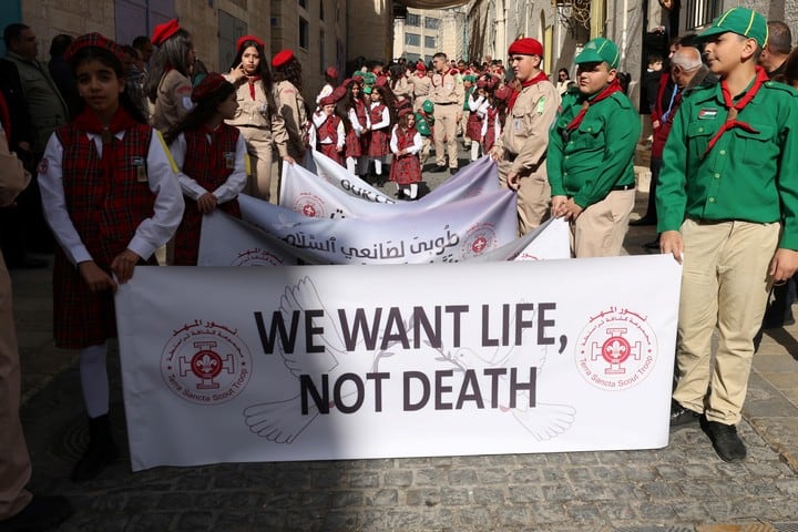 Scouts marchan durante la tradicional procesión cristiana hacia la Iglesia de la Natividad en la ciudad cisjordana de Belén, 24 de diciembre de 2024. Foto: EFE