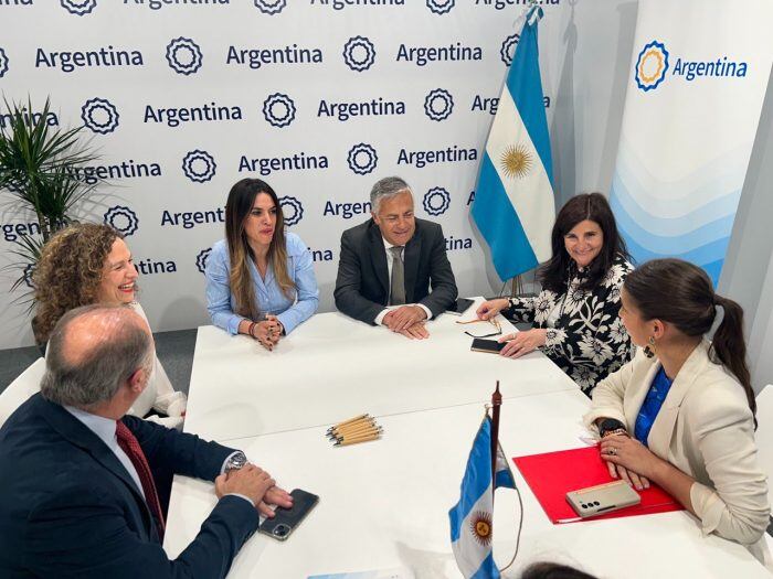 Alfredo Cornejo y Gabriela Testa, en reuniones en el FITUR 2024. Foto: Prensa Mendoza