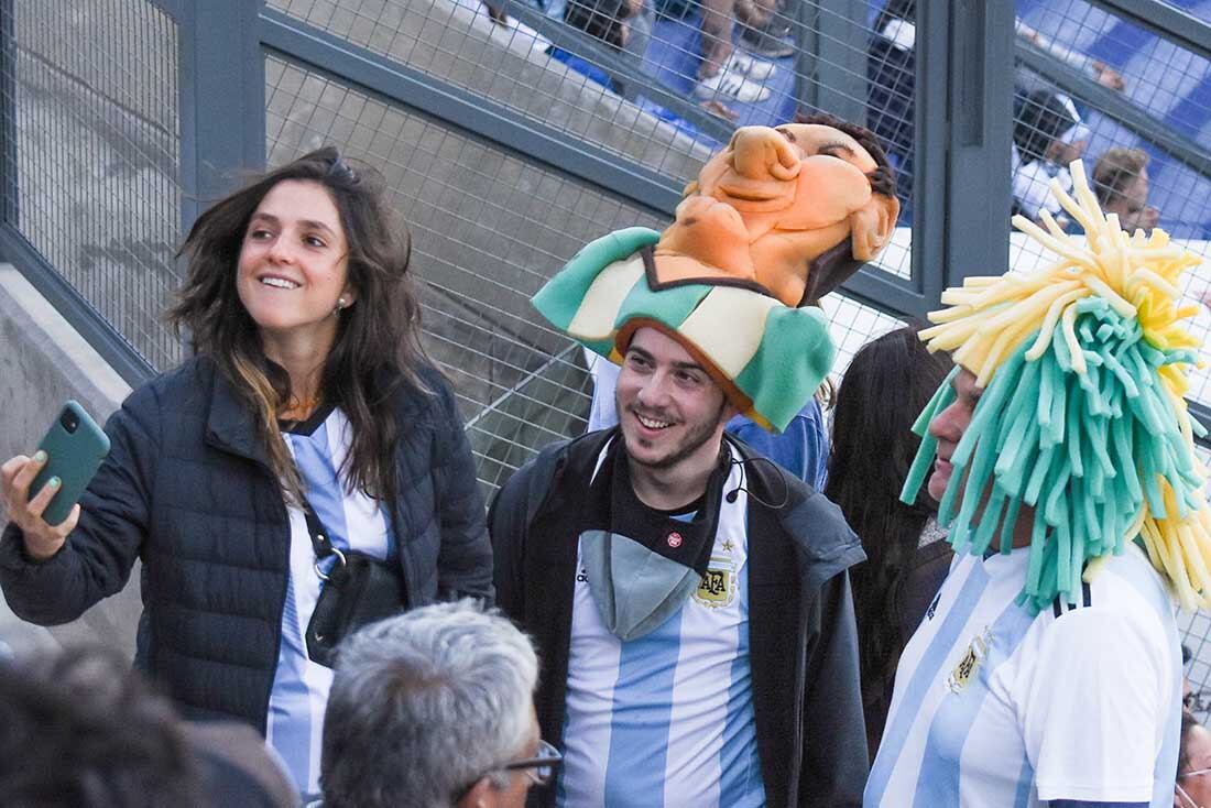 Los hinchas esperando para disfrutar del partido de futbol entre Argentina y Brasil en el Estadio San Juan Del Bicentenario. Foto: Marian Villa