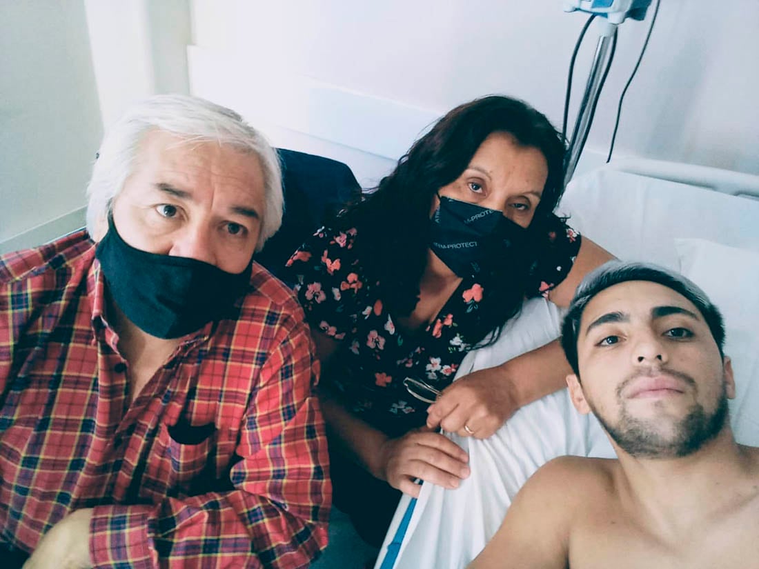 Franco Lizardo junto a sus padres en el hospital Italiano.