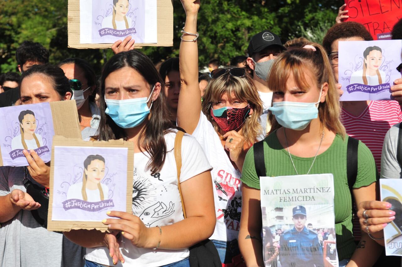 Marcha por Úrsula Bahillo la joven asesinada en Rojas - Clarín