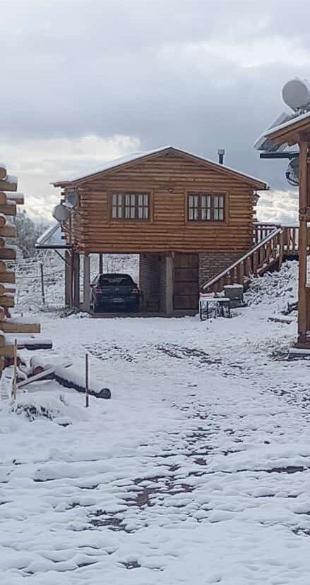 Una de las postales de la primera nevada del año en el Manzano Histórico. Foto: Twitter/@ValeBellene