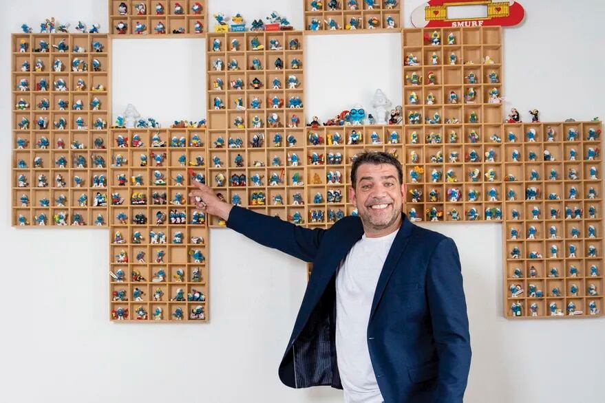 Adrián Cormillot y su colección de Pitufos  (Foto: Gentileza de Tadeo Jones para La Nación)