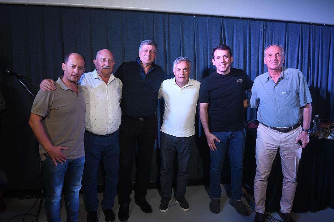 Gustavo Soto (Tupungato), Miguel Ronco (Rivadavia), Daniel Orozco (Las Heras), Tadeo Salazar (Godoy Cruz) y Raúl Rufeil (San Martin)  junto a Alfredo Cornejo. Foto: José Gutierrez / Los Andes