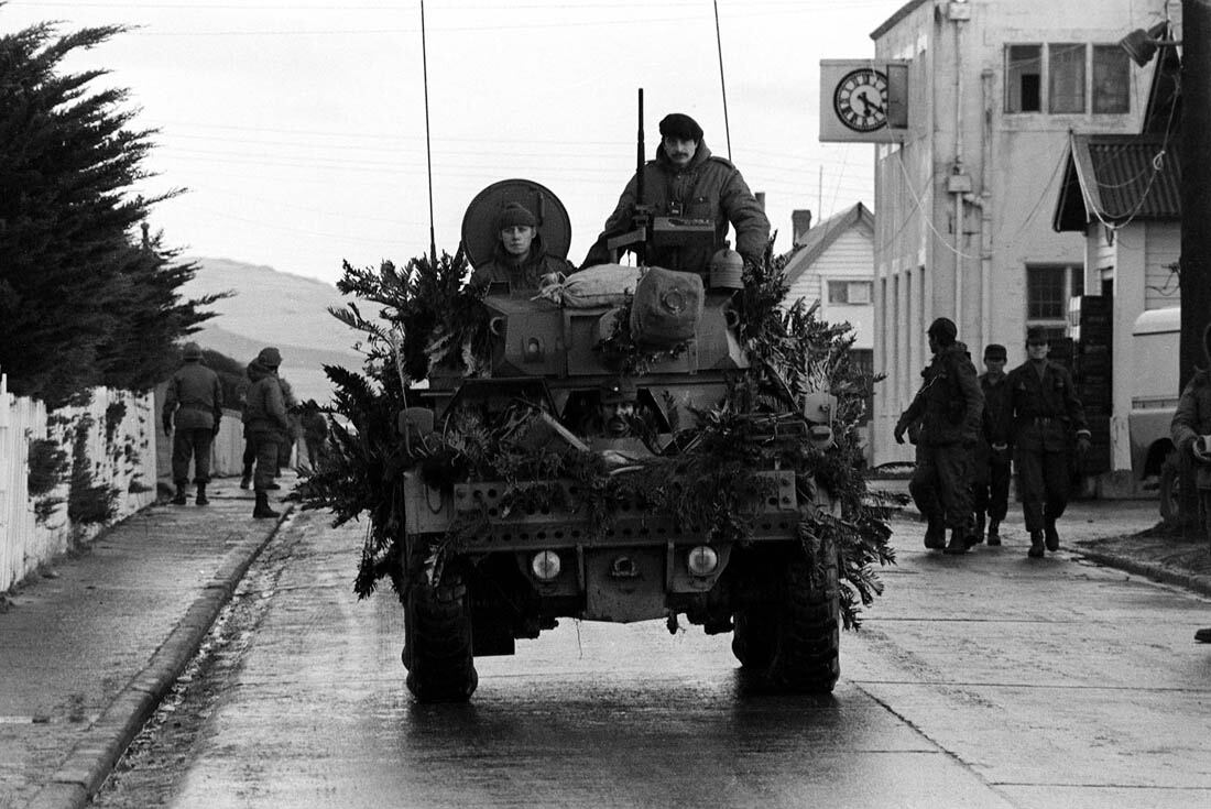 Tanques argentinos patrullan las calles de Puerto Argentino. (Télam)