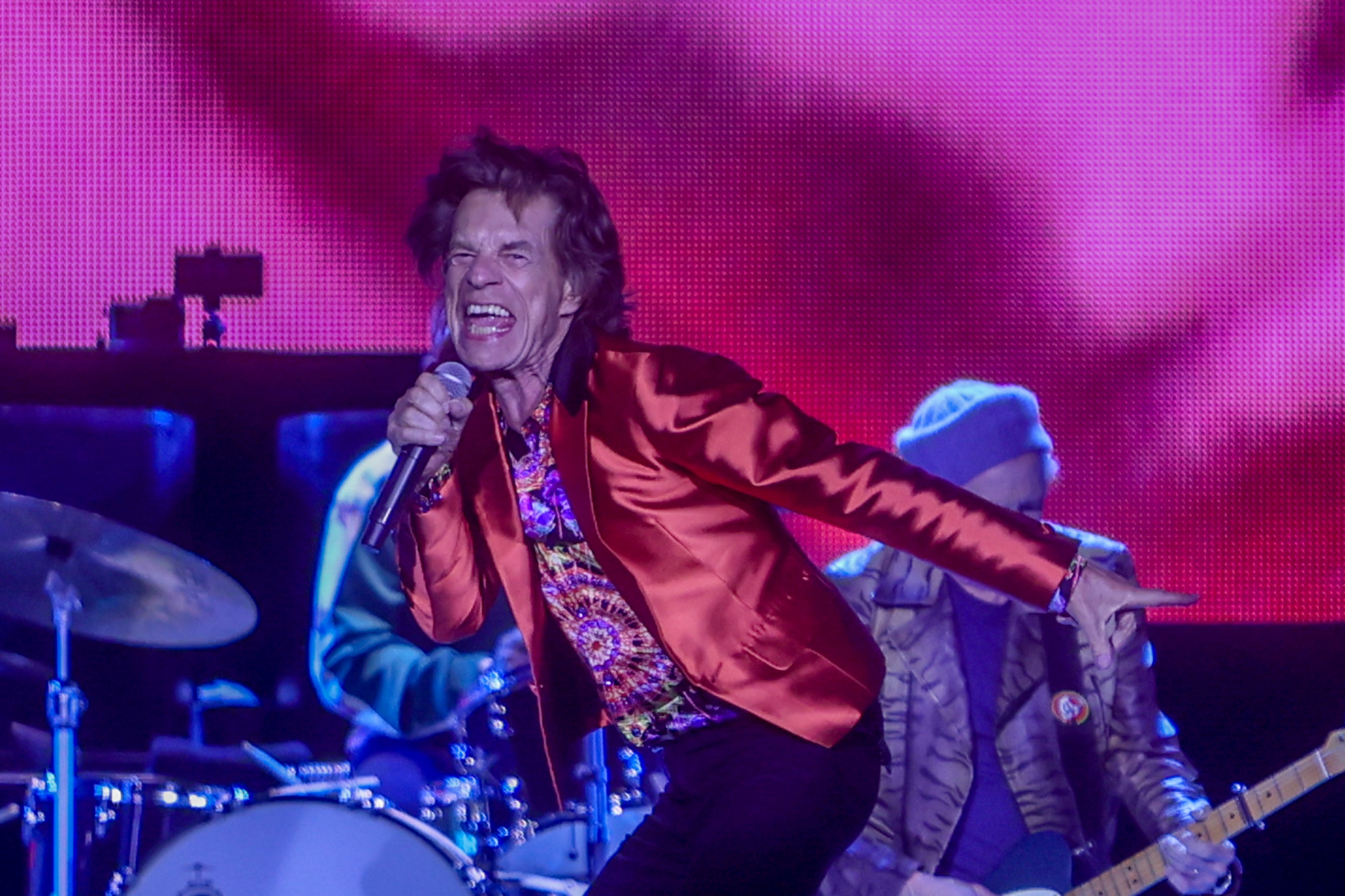 Mick Jagger, refulgente como su chaqueta. (AP)