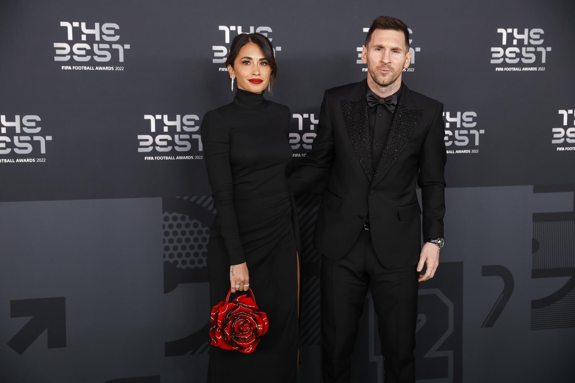 París (Francia), 27/02/2023.- El futbolista argentino Lionel Messi del Paris Saint-Germain FC y su esposa Antonella Roccuzzo llegan a la ceremonia The Best FIFA Football Awards 2022 en París, Francia, el 27 de febrero de 2023. (Francia) EFE/EPA/YOAN VALAT