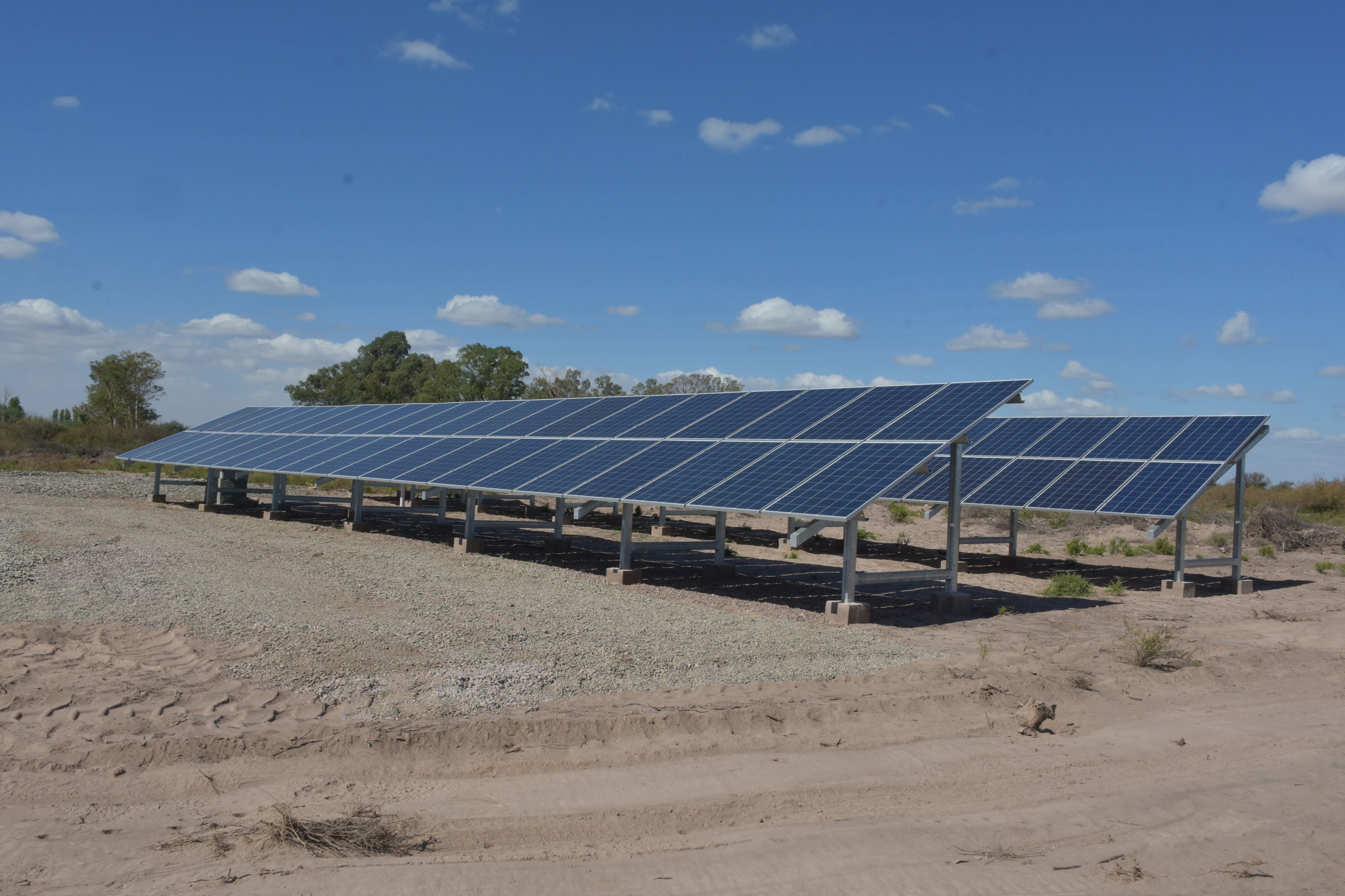 Estos paneles solares cuentan con una una tecnología que convierte la radiación recibida del sol en energía eléctrica, lo que permite a la bomba extraer agua subterránea.