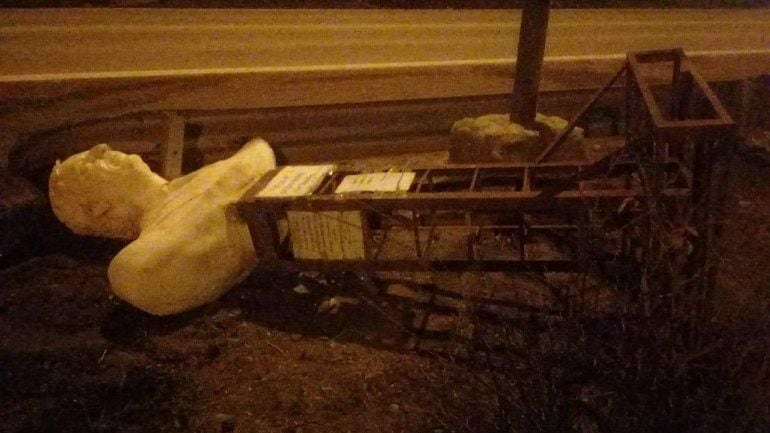 Desconocidos intentaron decapitar un busto de Kirchner, pero vandalizaron la camioneta de su propietario.