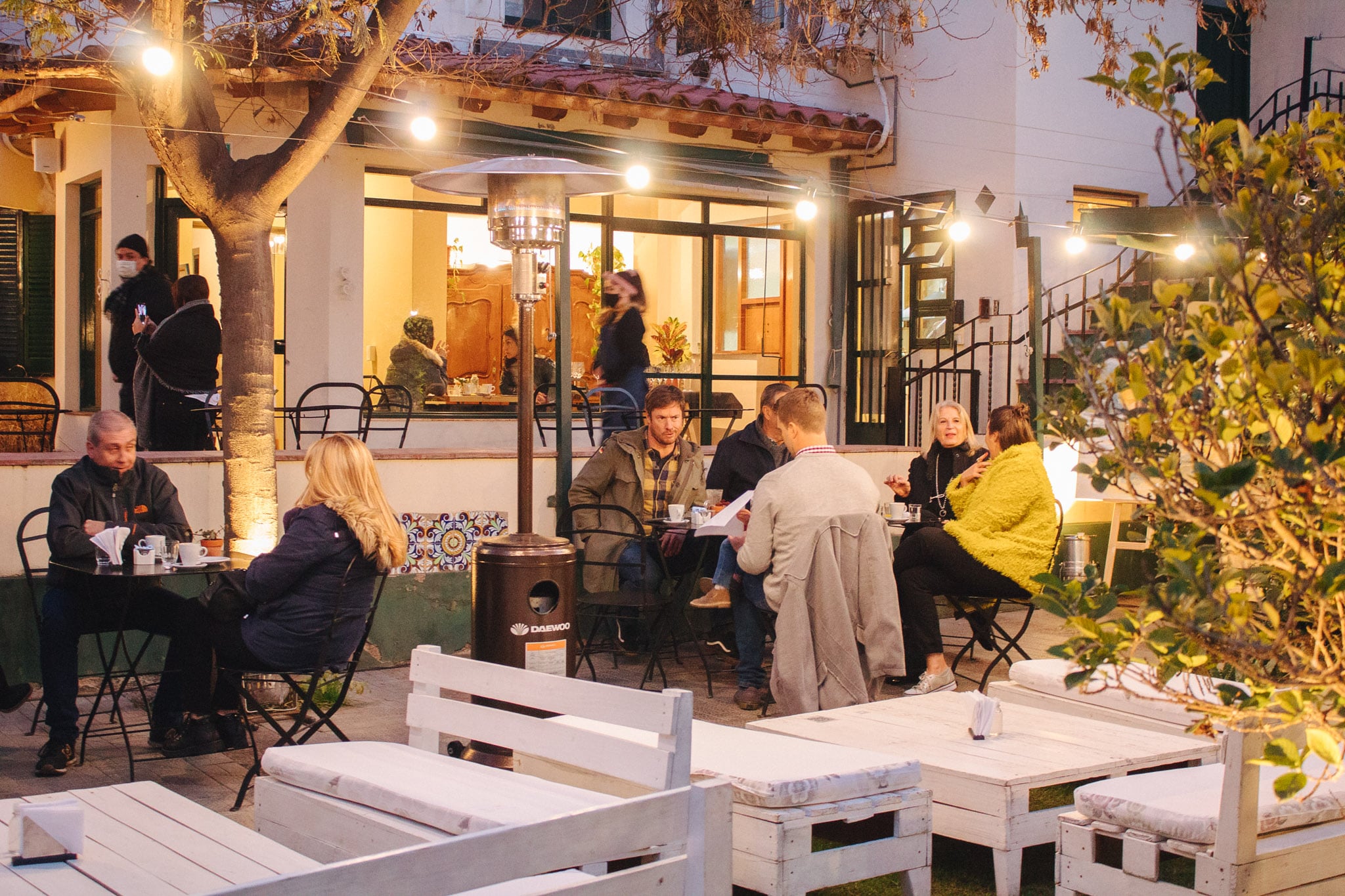 Patio Lorenza, en calle San Lorenzo al 300, es otro de los espacios que combinan una antigua casona estilo español con un mercadito de emprendedores y un jardín interno para disfrutar de un café o algo para comer.