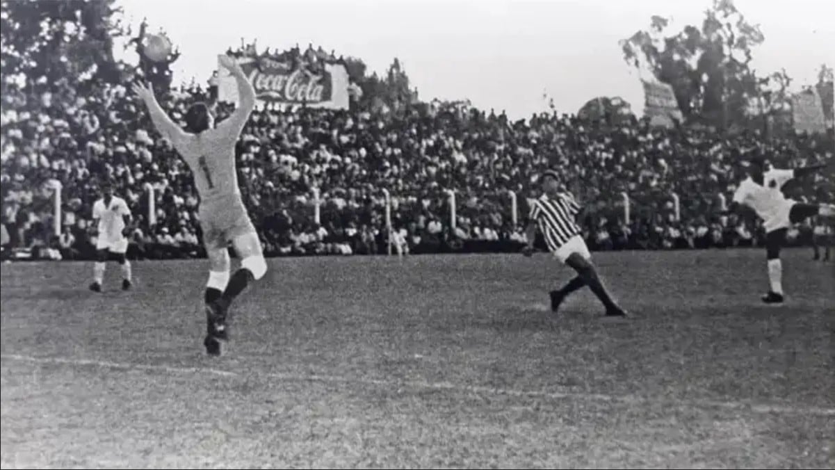 Pelé jugó un amistoso con el Santos de Brasil ante Godoy Cruz.