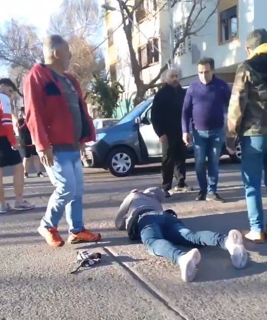 Violento linchamiento a un hombre que había robado una bicicleta y cayó mientras escapaba. Foto: Captura Video.