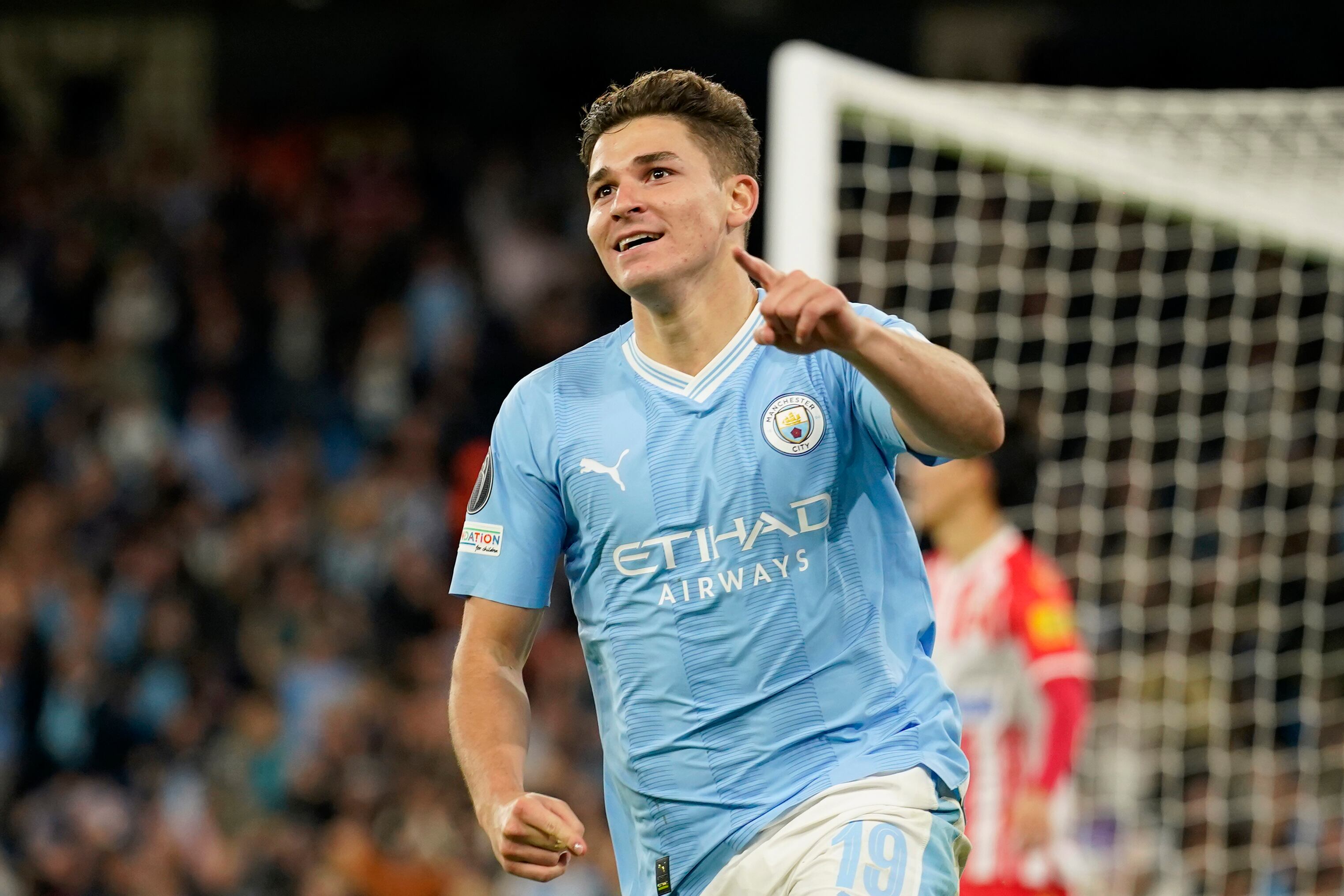 Julián Álvarez del Manchester City celebra tras anotar el primer gol de su equipo ante el Estrella Roja en el partido de la Liga de Campeones, el martes 19 de septiembre de 2023, en Manchester. (AP Foto/Dave Thompson)