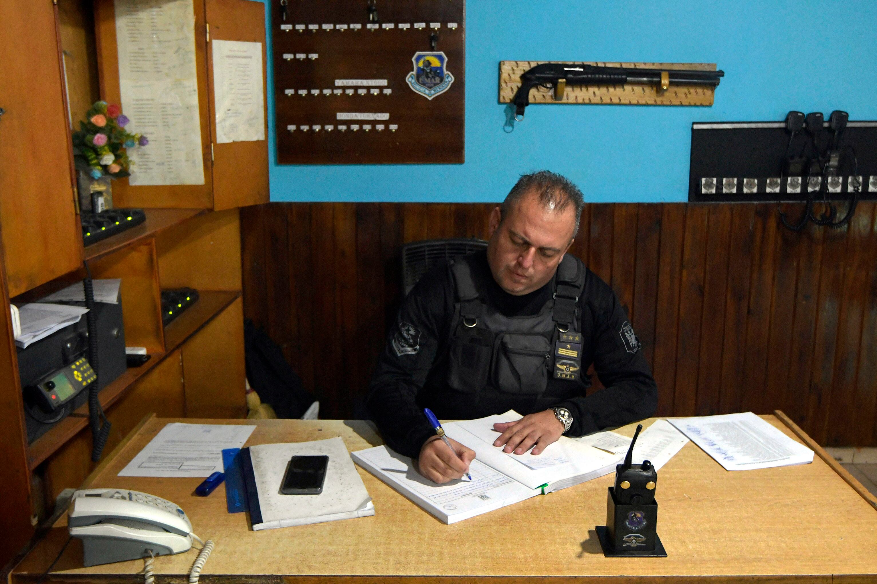 Carlos Barraza auxiliar mayor trabaja la sala de guardia. Foto: Orlando Pelichotti / Los Andes