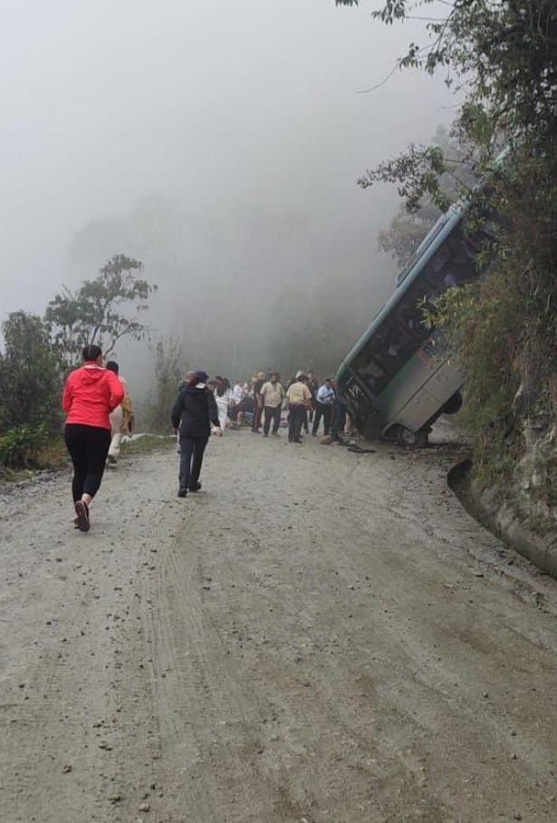 Un micro, con rumbo a Machu Pichu, se salió de la vía y volcó sobre un terraplén a varios metros de la carretera, dejando al menos 20 heridos. Captura: X / @elsalvador