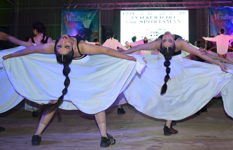 Danzas tradicionales y modernas y un gran número de artistas se congregaron a lo largo de todos los festejos distritales.

