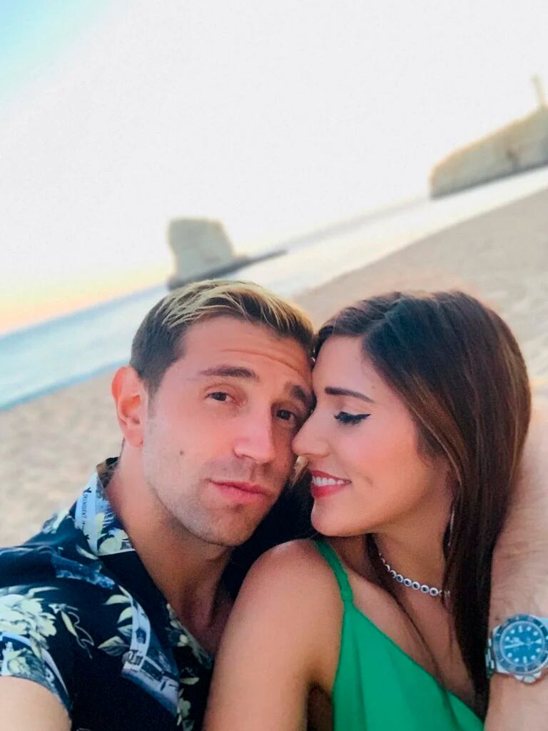 Dibu Martínez de vacaciones junto a su esposa. / IG