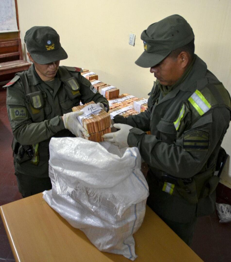 El dinero fue depositado en el Banco Nación - Fotos Gendarmería Nacional