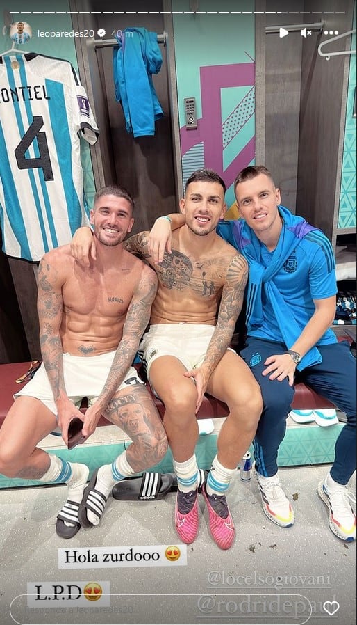 Giovani Lo Celso se unió a los festejos con los jugadores de la Selección Argentina.