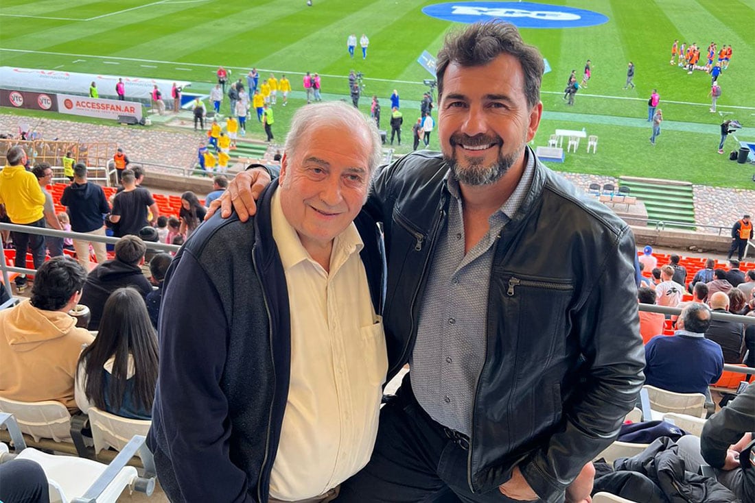 Tarde de Boca. Jorge Reale (derecha) disfrutó junto a su padre el partido que el Xeneize le ganó a Godoy Cruz en el Malvinas. / Gentileza.