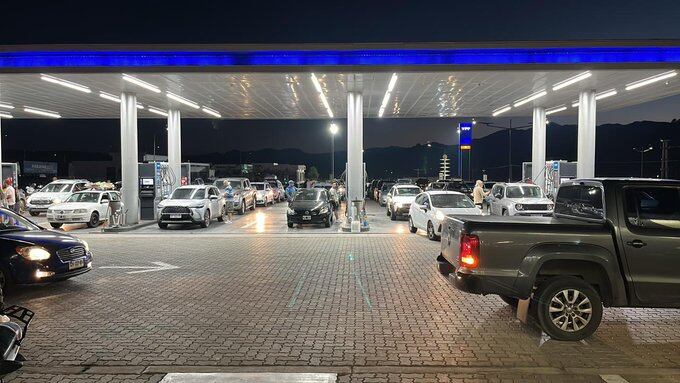 Gran movimiento de vehículos en estación de servicio Uspallata que recargan combustible y que van con destino a Chile. Foto archivo.