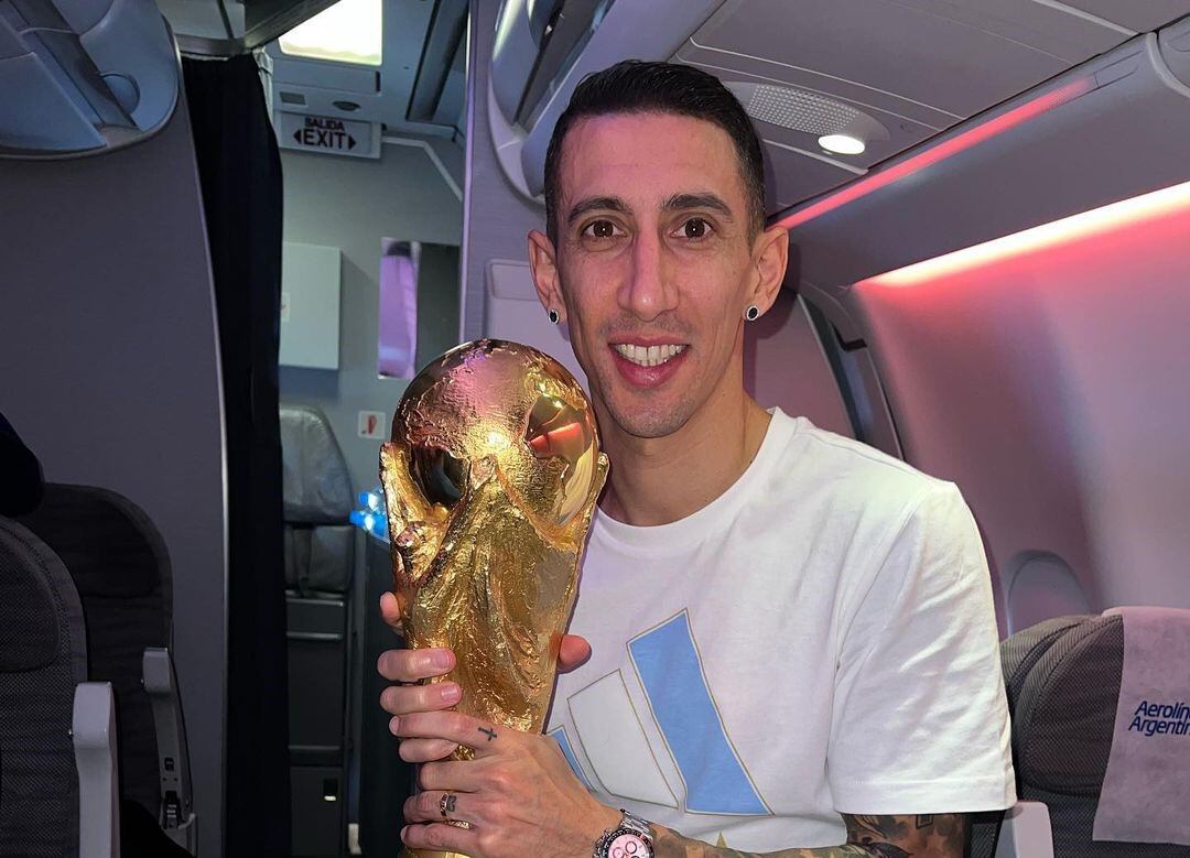 "Fideo" Di María junto a la Copa del Mundo obtenida en Qatar. (Foto: @angeldimariajm)