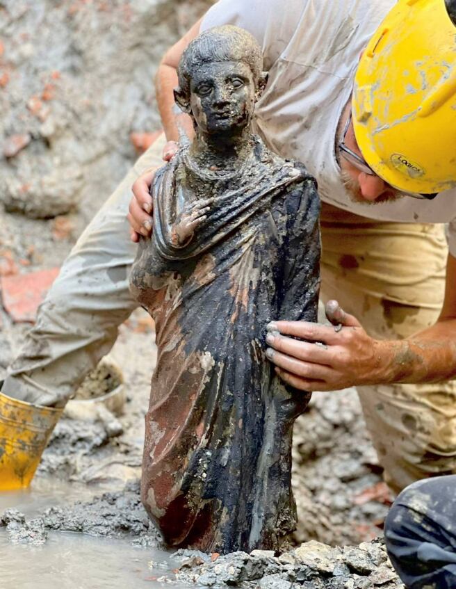 Encontraron 24 estatuas romanas y monedas de oro en Italia: “Es un descubrimiento que reescribirá la historia”.