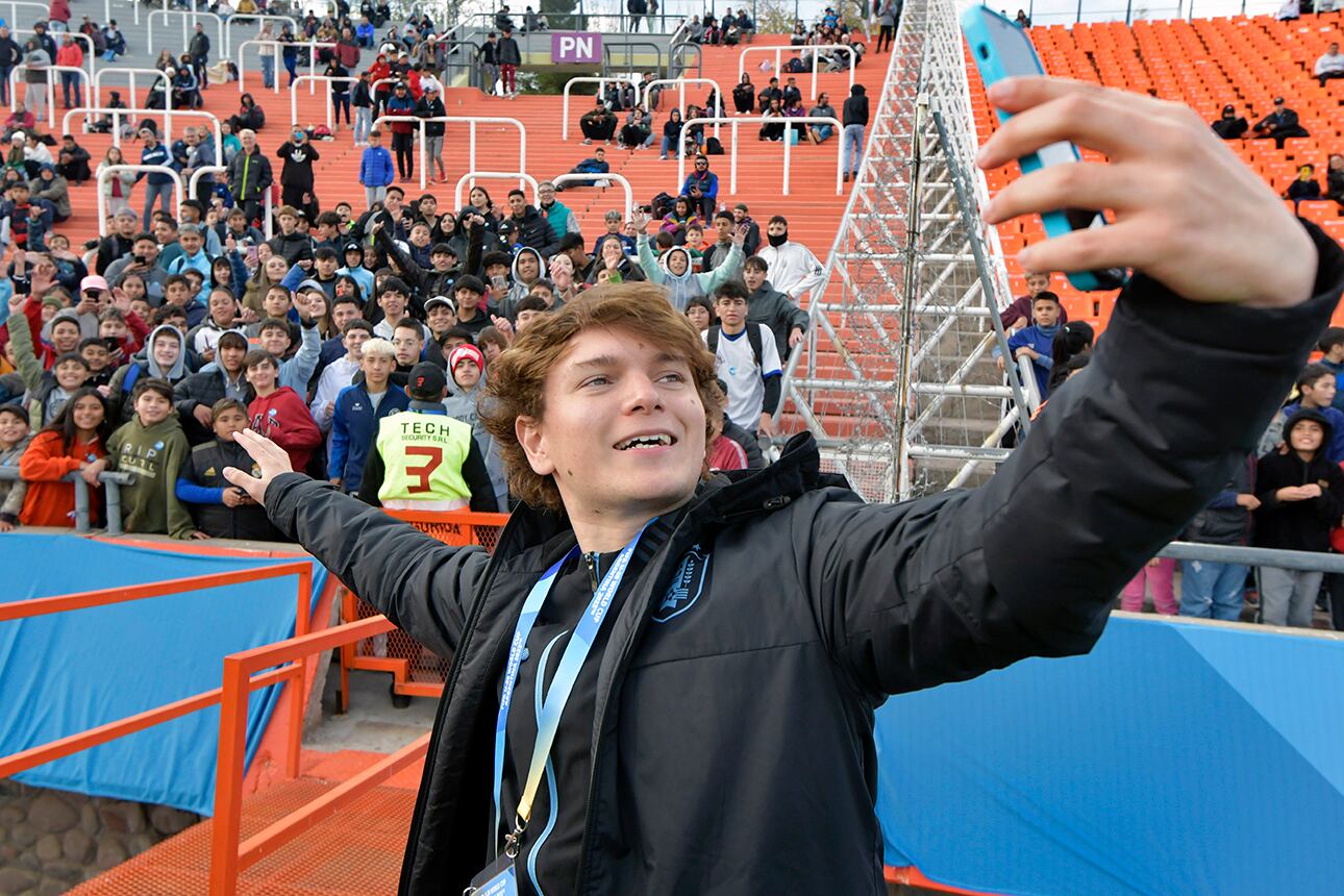 Modo selfie. Hichas de la Celeste disfrutaron en el estadio de Mendoza del triunfo por 1-0 a los africanos, victoria que los metió a los sudaméricanos en la siguiente ronda de la Copa del Mundo Sub-20 Argentina 2023. / Foto: Orlando Pelichotti