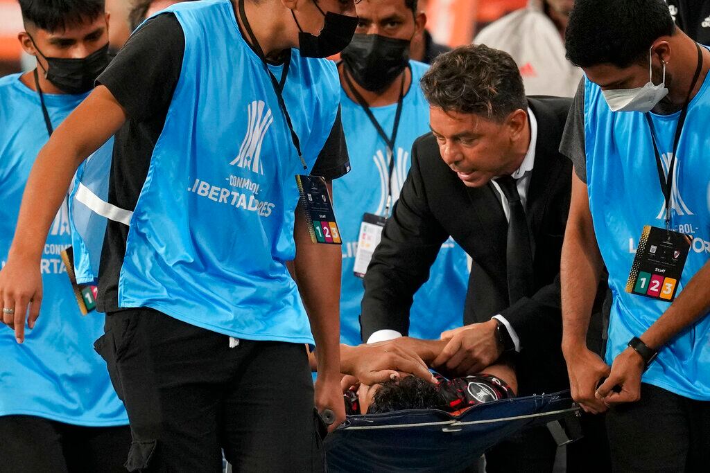 Marcelo Gallardo, entrenador de River, consuela a Robert Rojas tras la dura lesión en Copa Libertadores contra Alianza Lima (AP/Martín Mejía)