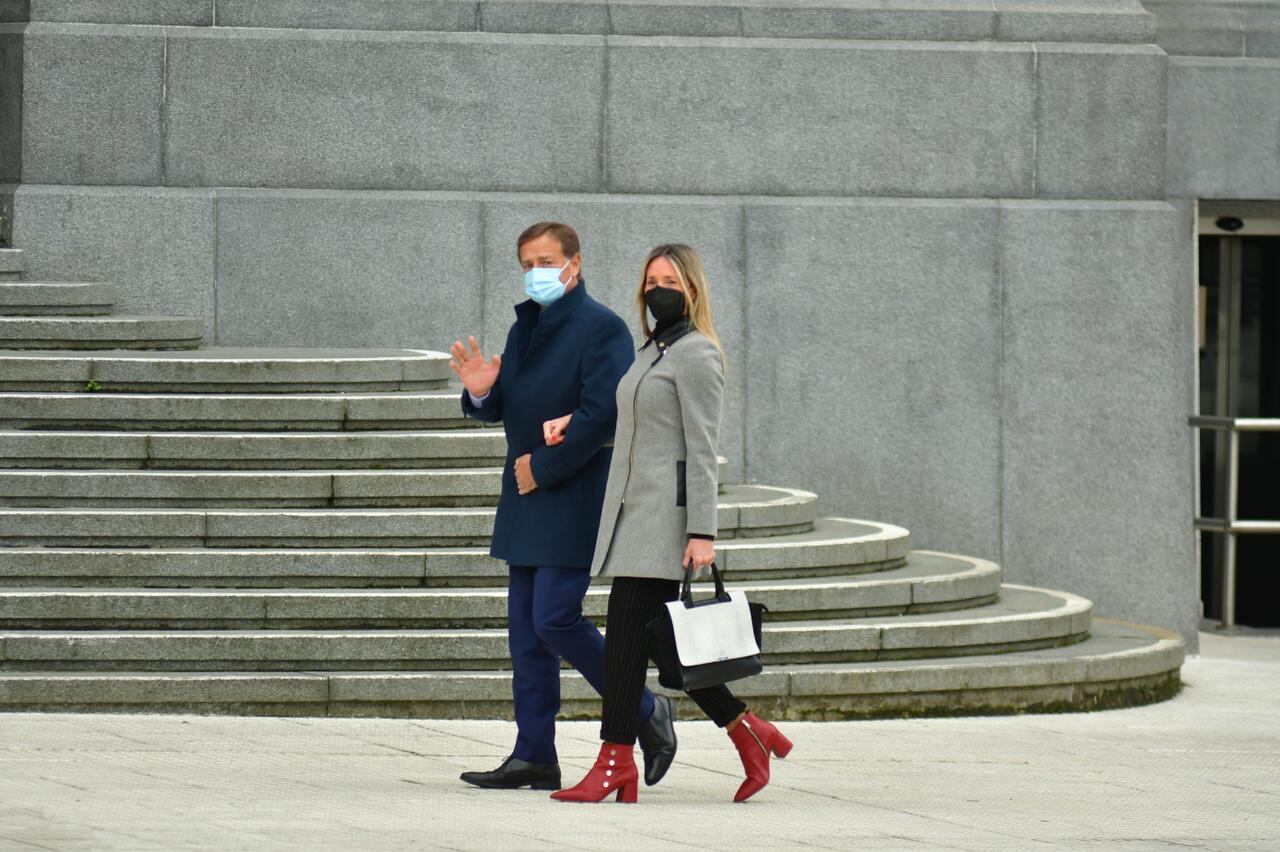 Rodolfo Suárez junto a su esposa Fabiana Calleja, llegando al homenaje en el CCK - 