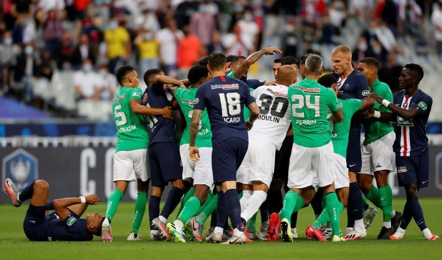 Tras la dura falta sobre Mbappé, los jugadores se fueron a las piñas.